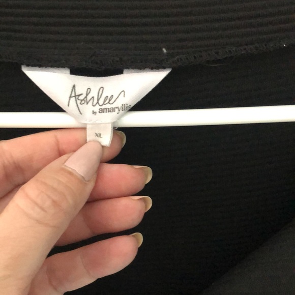 Black horizontal ribbed top with standout gold ring zipper on neckline. - Picture 4 of 6